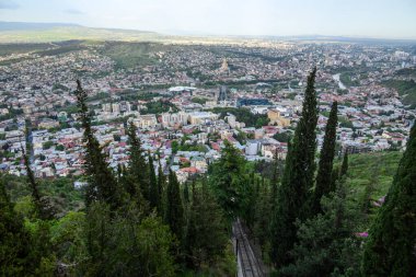 Gürcistan 'ın başkenti Tiflis şehri, 24 Nisan 2025 tarihinde Mtatsminda Parkı' ndan havadan panoramik manzara