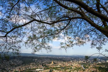 Gürcistan 'ın başkenti Tiflis şehri, 24 Nisan 2025 tarihinde Mtatsminda Parkı' ndan havadan panoramik manzara