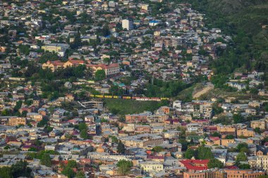 Gürcistan 'ın başkenti Tiflis şehri, 24 Nisan 2025 tarihinde Mtatsminda Parkı' ndan havadan panoramik manzara