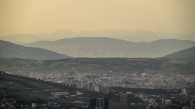 Gürcistan 'ın başkenti Tiflis şehri, 24 Nisan 2025 tarihinde Mtatsminda Parkı' ndan havadan panoramik manzara