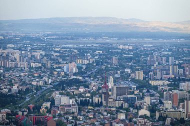 Gürcistan 'ın başkenti Tiflis şehri, 24 Nisan 2025 tarihinde Mtatsminda Parkı' ndan havadan panoramik manzara