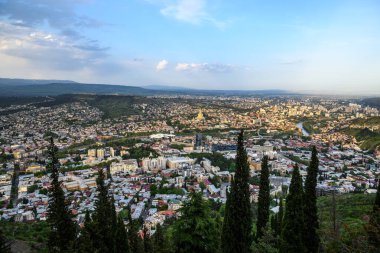 Gürcistan 'ın başkenti Tiflis şehri, 24 Nisan 2025 tarihinde Mtatsminda Parkı' ndan havadan panoramik manzara