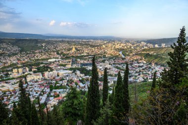 Gürcistan 'ın başkenti Tiflis şehri, 24 Nisan 2025 tarihinde Mtatsminda Parkı' ndan havadan panoramik manzara