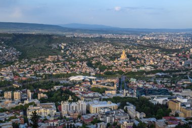 Gürcistan 'ın başkenti Tiflis şehri, 24 Nisan 2025 tarihinde Mtatsminda Parkı' ndan havadan panoramik manzara