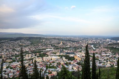 Gürcistan 'ın başkenti Tiflis şehri, 24 Nisan 2025 tarihinde Mtatsminda Parkı' ndan havadan panoramik manzara