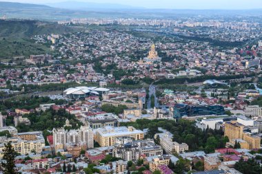 Gürcistan 'ın başkenti Tiflis şehri, 24 Nisan 2025 tarihinde Mtatsminda Parkı' ndan havadan panoramik manzara