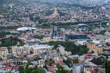 Gürcistan 'ın başkenti Tiflis şehri, 24 Nisan 2025 tarihinde Mtatsminda Parkı' ndan havadan panoramik manzara