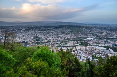 Gürcistan 'ın başkenti Tiflis şehri, 24 Nisan 2025 tarihinde Mtatsminda Parkı' ndan havadan panoramik manzara