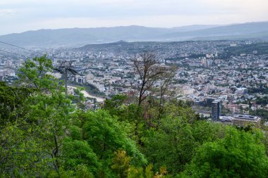 Gürcistan 'ın başkenti Tiflis şehri, 24 Nisan 2025 tarihinde Mtatsminda Parkı' ndan havadan panoramik manzara