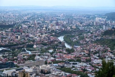 Gürcistan 'ın başkenti Tiflis şehri, 24 Nisan 2025 tarihinde Mtatsminda Parkı' ndan havadan panoramik manzara