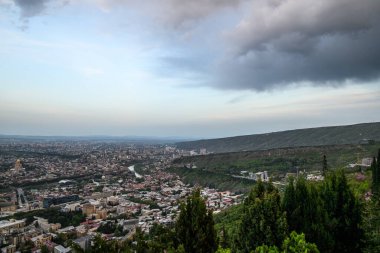 Gürcistan 'ın başkenti Tiflis şehri, 24 Nisan 2025 tarihinde Mtatsminda Parkı' ndan havadan panoramik manzara