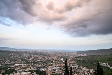 Gürcistan 'ın başkenti Tiflis şehri, 24 Nisan 2025 tarihinde Mtatsminda Parkı' ndan havadan panoramik manzara