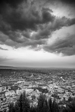 Gürcistan 'ın başkenti Tiflis şehri, 24 Nisan 2025 tarihinde Mtatsminda Parkı' ndan havadan panoramik manzara