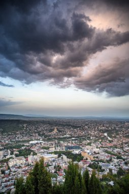 Gürcistan 'ın başkenti Tiflis şehri, 24 Nisan 2025 tarihinde Mtatsminda Parkı' ndan havadan panoramik manzara