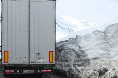 19 Nisan 2025 'te Gürcistan' dan Rusya 'ya giden Kafkasya üzerinden Tiflis' i Rusya 'ya bağlayan ana rota olan Gürcistan Askeri Yolu' ndaki dağ geçitlerinden kamyonlar geçer.