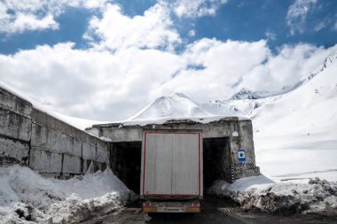 19 Nisan 2025 'te Gürcistan' dan Rusya 'ya giden Kafkasya üzerinden Tiflis' i Rusya 'ya bağlayan ana rota olan Gürcistan Askeri Yolu' ndaki dağ geçitlerinden kamyonlar geçer.