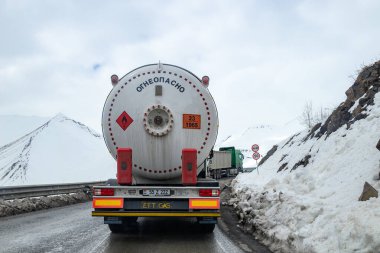 19 Nisan 2025 'te Gürcistan' dan Rusya 'ya giden Kafkasya üzerinden Tiflis' i Rusya 'ya bağlayan ana rota olan Gürcistan Askeri Yolu' ndaki dağ geçitlerinden kamyonlar geçer.