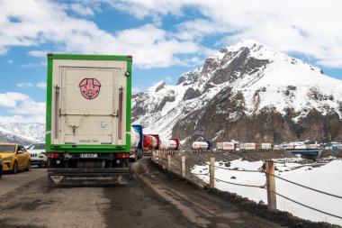19 Nisan 2025 'te Gürcistan' dan Rusya 'ya giden Kafkasya üzerinden Tiflis' i Rusya 'ya bağlayan ana rota olan Gürcistan Askeri Yolu' ndaki dağ geçitlerinden kamyonlar geçer.