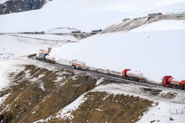 19 Nisan 2025 'te Gürcistan' dan Rusya 'ya giden Kafkasya üzerinden Tiflis' i Rusya 'ya bağlayan ana rota olan Gürcistan Askeri Yolu' ndaki dağ geçitlerinden kamyonlar geçer.
