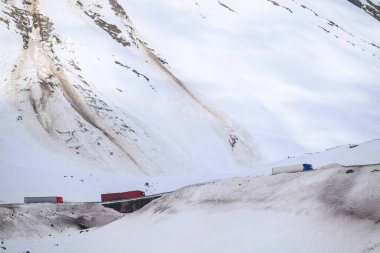 19 Nisan 2025 'te Gürcistan' dan Rusya 'ya giden Kafkasya üzerinden Tiflis' i Rusya 'ya bağlayan ana rota olan Gürcistan Askeri Yolu' ndaki dağ geçitlerinden kamyonlar geçer.