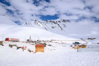 19 Nisan 2025 'te Gürcistan' dan Rusya 'ya giden Kafkasya üzerinden Tiflis' i Rusya 'ya bağlayan ana rota olan Gürcistan Askeri Yolu' ndaki dağ geçitlerinden kamyonlar geçer.