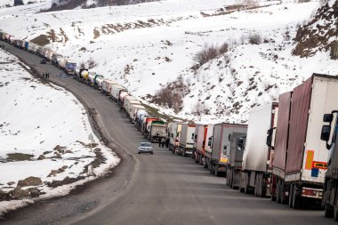 19 Nisan 2025 'te Gürcistan' dan Rusya 'ya giden Kafkasya üzerinden Tiflis' i Rusya 'ya bağlayan ana rota olan Gürcistan Askeri Yolu' ndaki dağ geçitlerinden kamyonlar geçer.