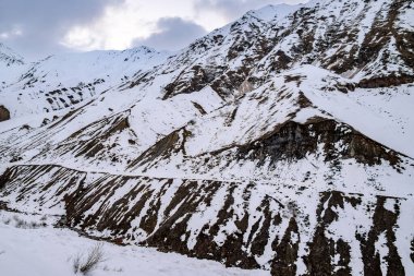 Gürcistan Askeri Yolu 'ndaki dağ geçidi, Gürcistan' dan Rusya 'ya giden Kafkasya üzerinden Tiflis ve