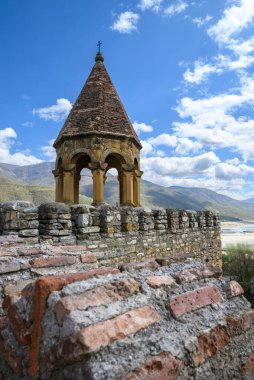 Gürcistan 'ın Dusheti Belediyesi' ndeki Aragvi Nehri 'nde, Tanrı' nın Annesi Kilisesi 'nin bulunduğu Ananuri Kalesi kompleksi.