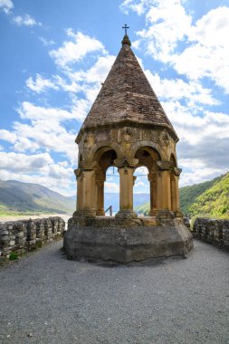 Gürcistan 'ın Dusheti Belediyesi' ndeki Aragvi Nehri 'nde, Tanrı' nın Annesi Kilisesi 'nin bulunduğu Ananuri Kalesi kompleksi.