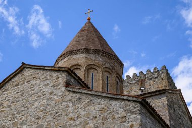Gürcistan 'ın Dusheti Belediyesi' ndeki Aragvi Nehri 'ndeki Ananuri Kalesi kompleksinin içindeki Meryem Ana Kilisesi.