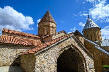 19 Nisan 2025 'te Gürcistan' ın Dusheti Belediyesi 'ndeki Aragvi Nehri' ndeki Ananuri Kalesi kompleksinin içindeki Meryem Ana Kilisesi.