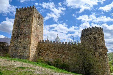 Gürcistan 'ın Dusheti Belediyesi' ndeki Aragvi Nehri 'nde, Tanrı' nın Annesi Kilisesi 'nin bulunduğu Ananuri Kalesi kompleksi.