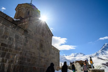 Gergeti Trinity Kilisesi, 19 Nisan 2025 'te Gürcistan' ın Kafkasya dağlarında popüler bir turizm merkezi olan Stepantsminda köyü yakınlarındaki