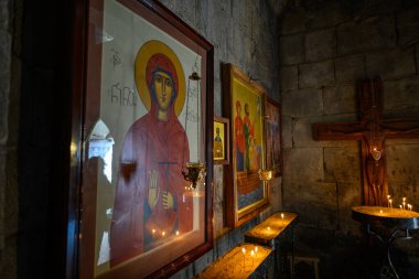 19 Nisan 2025 'te Gürcistan' ın Kafkasya dağlarında popüler bir turizm merkezi olan Stepantsminda köyü yakınlarındaki Gergeti Trinity Kilisesi 'nin içinde.