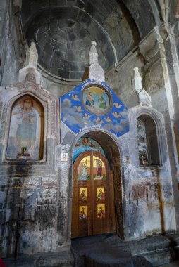 19 Nisan 2025 'te Gürcistan' ın Kafkasya dağlarında popüler bir turizm merkezi olan Stepantsminda köyü yakınlarındaki Gergeti Trinity Kilisesi 'nin içinde.