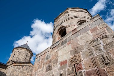 Gergeti Trinity Kilisesi, Gürcistan 'ın Kafkasya dağlarında popüler bir turizm merkezi olan Stepantsminda köyü yakınlarında.