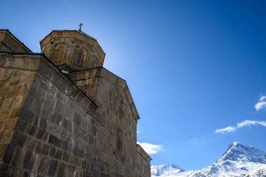 Gergeti Trinity Kilisesi ve Kazbek Dağı, Gürcistan 'ın Kafkasya dağlarındaki popüler turizm beldesi Stepantsminda köyü yakınlarında.