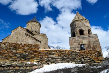 Gergeti Trinity Kilisesi, Gürcistan 'ın Kafkasya dağlarında popüler bir turizm merkezi olan Stepantsminda köyü yakınlarında.