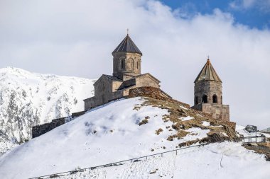 Gergeti Trinity Kilisesi, Gürcistan 'ın Kafkasya dağlarında popüler bir turizm merkezi olan Stepantsminda köyü yakınlarında.