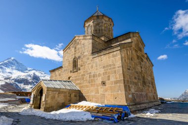 Gergeti Trinity Kilisesi, Gürcistan 'ın Kafkasya dağlarında popüler bir turizm merkezi olan Stepantsminda köyü yakınlarında.