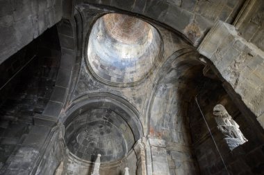 19 Nisan 2025 'te Gürcistan' ın Kafkasya dağlarında popüler bir turizm merkezi olan Stepantsminda köyü yakınlarındaki Gergeti Trinity Kilisesi 'nin içinde.