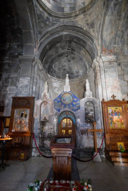 19 Nisan 2025 'te Gürcistan' ın Kafkasya dağlarında popüler bir turizm merkezi olan Stepantsminda köyü yakınlarındaki Gergeti Trinity Kilisesi 'nin içinde.