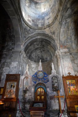 19 Nisan 2025 'te Gürcistan' ın Kafkasya dağlarında popüler bir turizm merkezi olan Stepantsminda köyü yakınlarındaki Gergeti Trinity Kilisesi 'nin içinde.