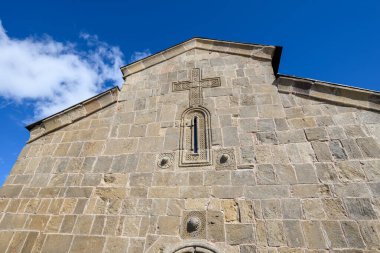 Gergeti Trinity Kilisesi, Gürcistan 'ın Kafkasya dağlarında popüler bir turizm merkezi olan Stepantsminda köyü yakınlarında.