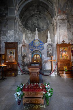 19 Nisan 2025 'te Gürcistan' ın Kafkasya dağlarında popüler bir turizm merkezi olan Stepantsminda köyü yakınlarındaki Gergeti Trinity Kilisesi 'nin içinde.