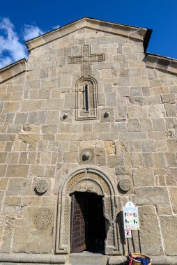 Gergeti Trinity Kilisesi, 19 Nisan 2025 'te Gürcistan' ın Kafkasya dağlarında popüler bir turizm merkezi olan Stepantsminda köyü yakınlarındaki
