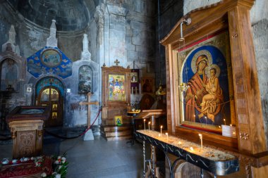19 Nisan 2025 'te Gürcistan' ın Kafkasya dağlarında popüler bir turizm merkezi olan Stepantsminda köyü yakınlarındaki Gergeti Trinity Kilisesi 'nin içinde.
