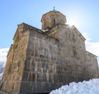Gergeti Trinity Kilisesi, Gürcistan 'ın Kafkasya dağlarında popüler bir turizm merkezi olan Stepantsminda köyü yakınlarında.