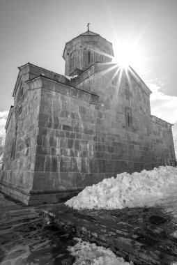 Gergeti Trinity Kilisesi, Gürcistan 'ın Kafkasya dağlarında popüler bir turizm merkezi olan Stepantsminda köyü yakınlarında.