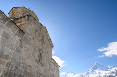 Gergeti Trinity Kilisesi ve Kazbek Dağı, Gürcistan 'ın Kafkasya dağlarındaki popüler turizm beldesi Stepantsminda köyü yakınlarında.